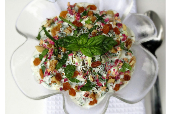 Yogurt with Herbs, Raisins and Walnuts (Mast-o-Sabzi) Recipe
